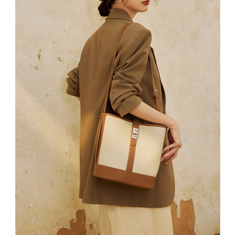 Large Capacity Women's Cowhide Bucket Shoulder Bag - Image 4