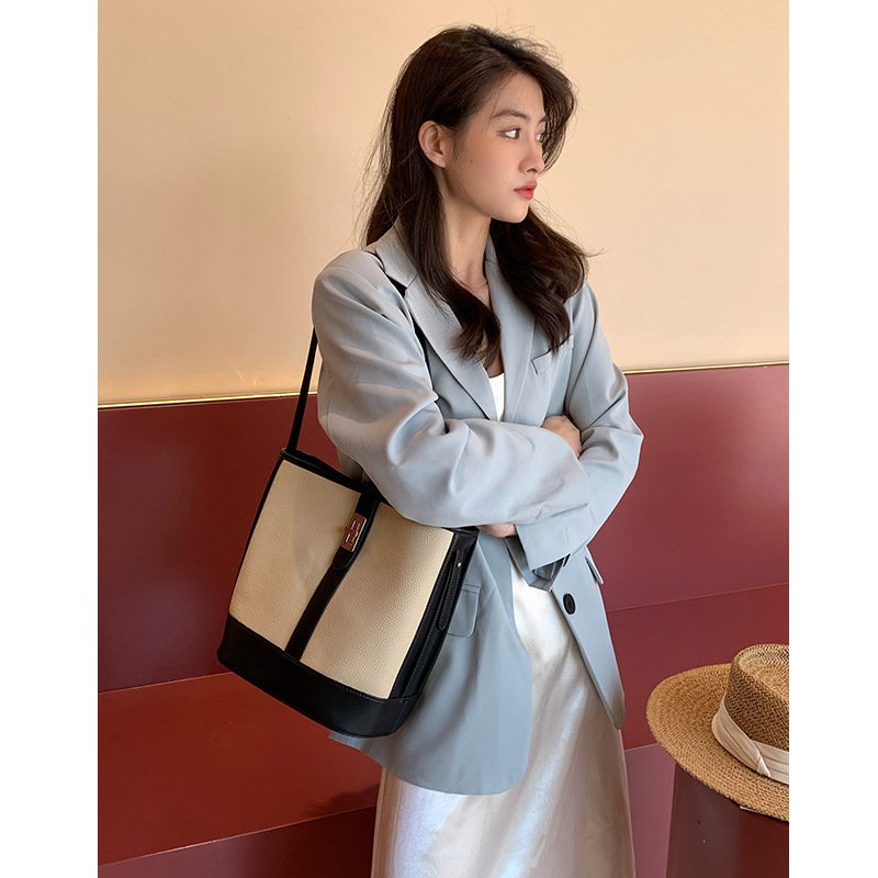 Large Capacity Women's Cowhide Bucket Shoulder Bag - Image 9