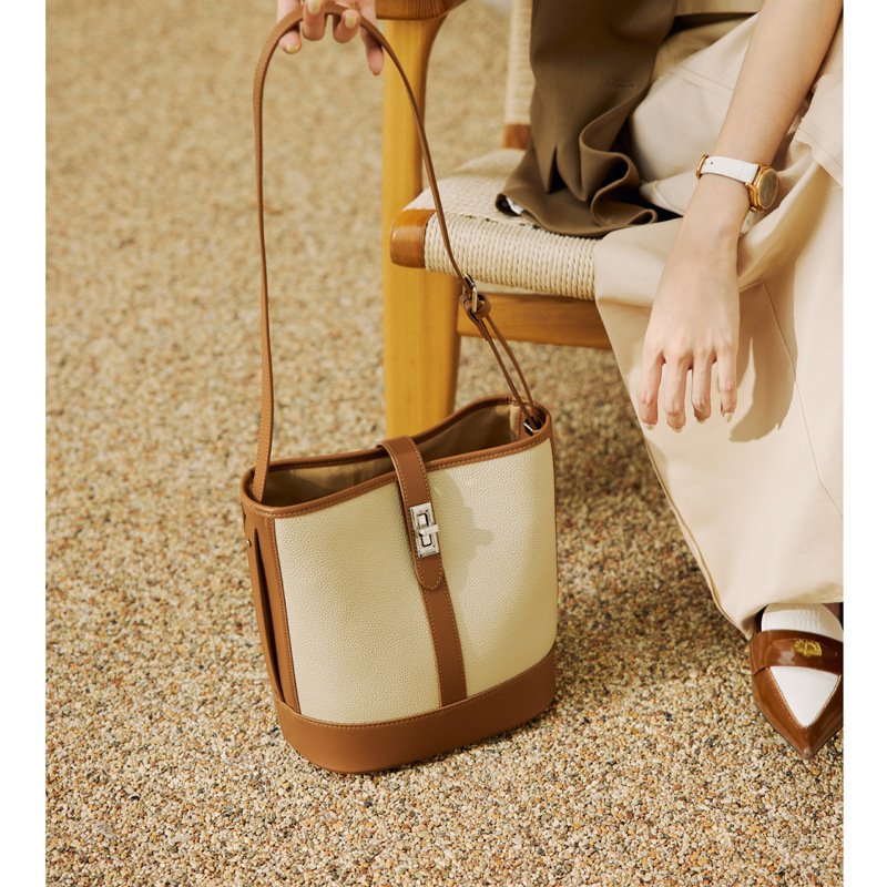 Large Capacity Women's Cowhide Bucket Shoulder Bag - Image 7