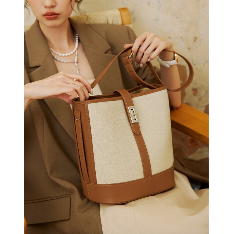 Large Capacity Women's Cowhide Bucket Shoulder Bag - Image 8
