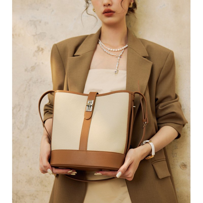 Large Capacity Women's Cowhide Bucket Shoulder Bag - Image 2
