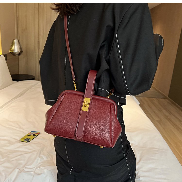 Shoulder Bag Is Fashionable And Stylish - Image 7