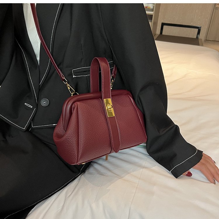 Shoulder Bag Is Fashionable And Stylish - Image 3