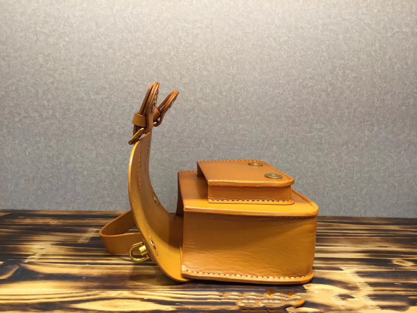 Vintage Tree Cream Leather Portable Messenger Bag - Image 7
